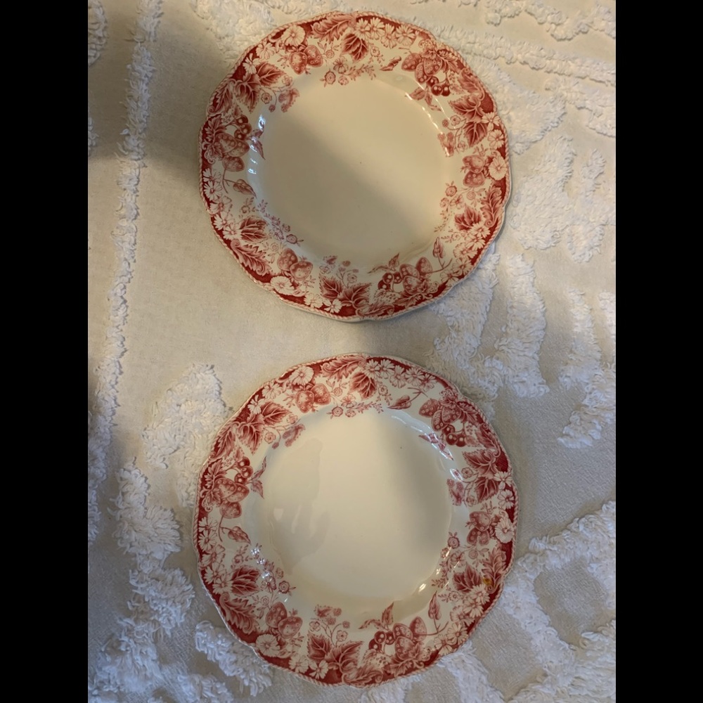 Set of 2 8 in Johnson bros strawberry fair plates -excellent preloved condition